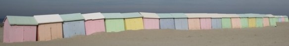 Row of beach huts aligned like leader behaviors are aligned with organizational principals